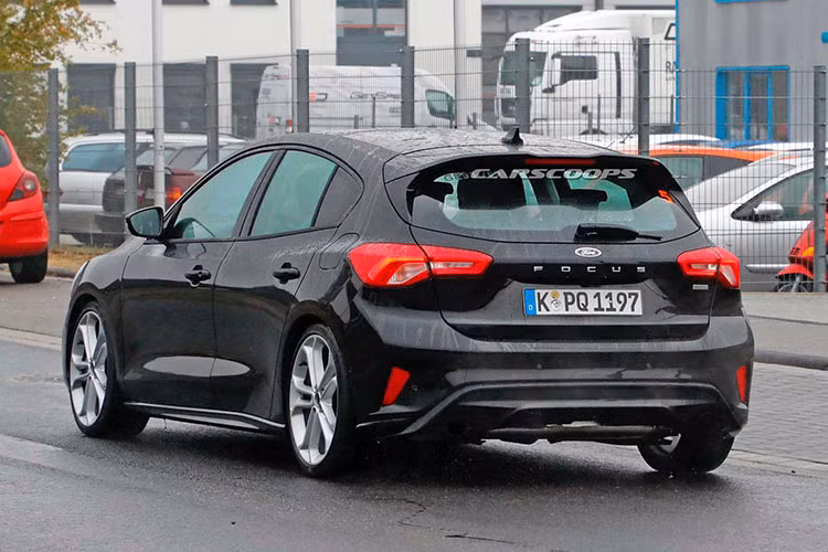 Hai ốp lườn thân xe dập nổi đường gân khá sâu đem lại dáng vóc thể thao hơn cho chiếc hatchback. Mâm xe nhiều khả năng làm từ hợp kim có kích thước 18-19 inch, kẹp phanh khá to nhưng có vẻ chỉ có 2 piston heo trượt. Phía sau xe là cụm đèn hậu mới, khả năng sẻ dùng bóng LED trừ đèn báo rẽ, cánh khuếch tán gió sau trùm lên cụm ống xả kép.