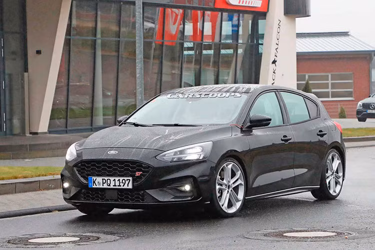 Sau khi được bán ra thị trường, mẫu xe này sẽ là đối thủ trực tiếp của Mazda 3 hatchback, Toyota Corolla hatchback, Volkswagen Goft GTI... Từ khi ra đời, Focus đã trải qua 4 thế hệ, phiên bản tiêu chuẩn của Focus 2019 sẽ có giá từ 524 triệu đồng.
