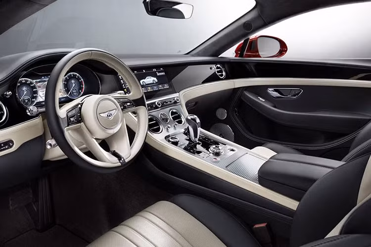 Nội thất xe Bentley luôn có sức mê hoặc theo phong cách xa hoa, hoàn mỹ với độ hoàn thiện tinh xảo bằng tay nghề chế tác thủ công lão luyện. Bentley sử dụng các loại vật liệu tự nhiên được tuyển chọn và xử lý kỹ lưỡng, từ những loại da thật chất lượng cao nhất tới các nguồn gỗ veneer, như cây Koa (gỗ Keo) và Dark Fiddleback Eucalyptus (họ bạch đàn).