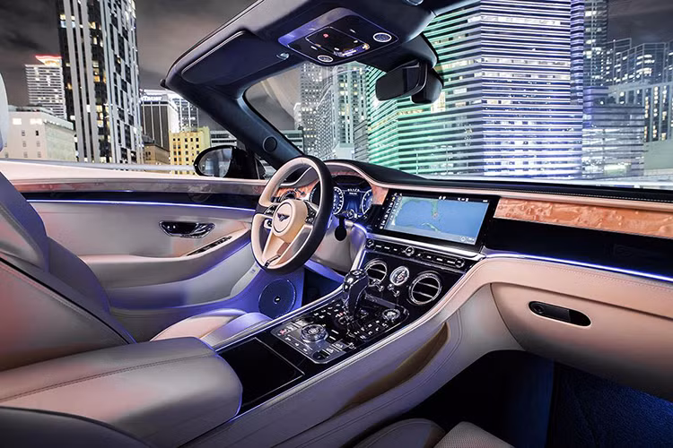Bentley thiết kế một cụm hiển thị 3 mặt “Bentley Rotating Display” có thể xoay thay đổi qua nút bấm. Một mặt là ốp “che giấu” để đồng bộ với mặt tap-lô, một mặt là thiết kế 3 đồng hồ analog (nhiệt độ, la bàn và đếm thời gian chronometer) và mặt thứ 3 là màn hiển thị trung tâm cảm ứng chạm 12,3-inch – màn hiển thị kỹ thuật số MMI chất lượng cao.