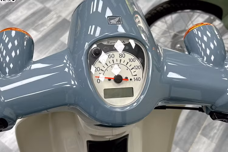 Ngoài ra, Super Cub C110 2025 còn có thêm một phiên bản đặc biệt mang tên Super Cub 110 Pro, dành cho mục đích sử dụng thương mại, chủ yếu phục vụ vận chuyển hàng hóa.