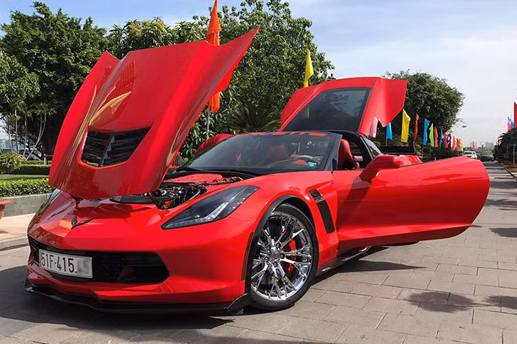 Chiếc Chevrolet Corvette Z06 màu đỏ đặc biệt bất ngờ xuất hiện nhân dịp đầu năm mới tại Sài Gòn. Đây chiếc xe thể thao "hàng thửa" do sản xuất riêng cho cá nhân và do đó không giống với những chiếc Corvette Z06 khác đang lăn bánh trên đường.