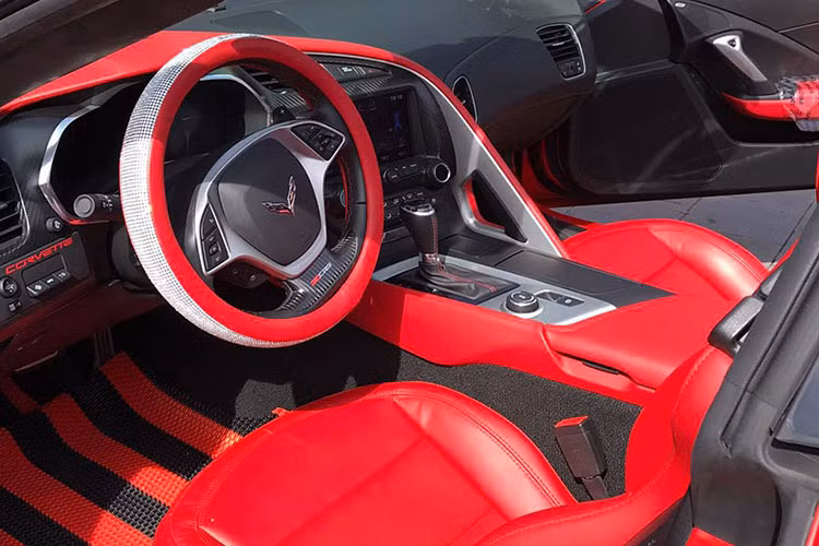 Là phiên bản hiệu năng cao của dòng xe thể thao huyền thoại Chevrolet Corvette thế hệ mới nhất C7 Stingray, Z06 được trang bị hàng loạt các chi tiết mới nhằm nâng cao hiệu năng vận hành của xe.