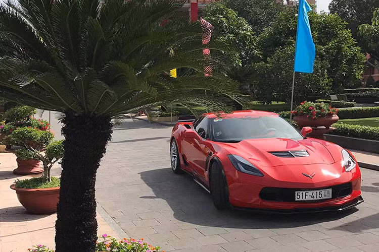 Chevrolet Corvette Z06 là xe thể thao hai cửa được nhiều đại gia Việt ưa thích, đặc biệt là trong Sài Gòn. Hàng chục chiếc Corvette đã xuất hiện trên đường phố Việt Nam, tuy nhiên điều này vẫn không làm giảm đi sức hút của mẫu xe cơ bắp đến từ Mỹ.