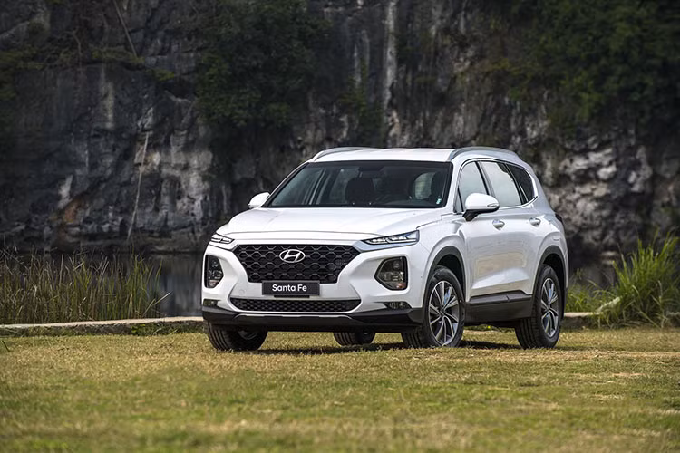 Mẫu xe Hyundai SantaFe đã có doanh số tháng 11 đạt 1.503 xe, tăng 574 xe so với tháng trước. Sự tăng trưởng này đã đưa mẫu SUV 7 chỗ trở lại với top 10 xe bán chạy nhất sau khi mất hút trong tháng 10.