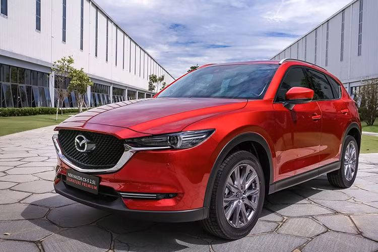 Với doanh số 1.898 xe trong tháng 11, tăng hơn 200 xe so với tháng trước, Mazda CX5 tăng ..bậc từ vị trí thứ 6 lên vị trí thứ ... Doanh số cộng dồn 9.949 xe. Điều đó đồng nghĩa với việc, Mazda CX-5 là mẫu xe dẫn đầu phân khúc Crossover, vượt qua CR-V và Tucson trong tháng 11. Doanh số CX-5 tăng trưởng mạnh mẽ trong giai đoạn cuối năm xuất phát từ các chương trình ưu đãi mạnh tay của Mazda Việt Nam.