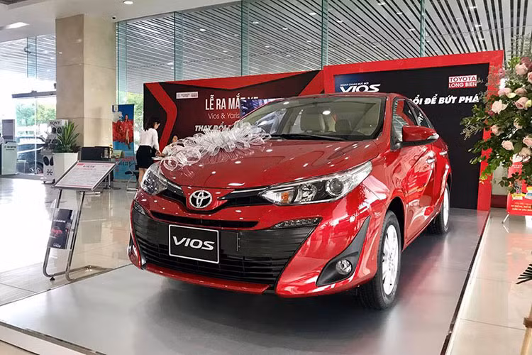 Toyota Vios vẫn là cái tên khó đánh bại trên toàn thị trường ôtô Việt Nam nói chung và trong phân khúc sedan hạng B nói riêng. Trong tháng 11, Toyota Vios tiếp tục giữ vững vị trí đứng đầu bảng xếp hạng với doanh số kỷ lục 3.653 xe, tăng mạnh hơn 200 xe so với tháng trước. Đặc biệt, so với cùng kỳ năm ngoái, con số này còn tăng hơn 1.000 xe. Cộng dồn 11 tháng, doanh số đạt 26.216 xe. Liên tục dẫn đầu trong thời gian dài, Toyota Vios xứng đáng là chiếc xe quốc dân.