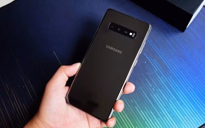 Đầu tiên trong loạt smartphone giảm giá là chiếc Galaxy S10 Plus phiên bản gốm chính hãng đang được giảm 10 triệu đồng, còn 24 triệu đồng. Chương trình được áp dụng tại một hệ thống lớn. So với bản thường, Galaxy S10 Plus gốm mang đến cảm giác cao cấp hơn khi cầm nắm. Máy còn được trang bị dung lượng RAM 12 GB và bộ nhớ 1 TB. Các thông số còn lại vẫn giống như Galaxy S10 Plus bản thường.