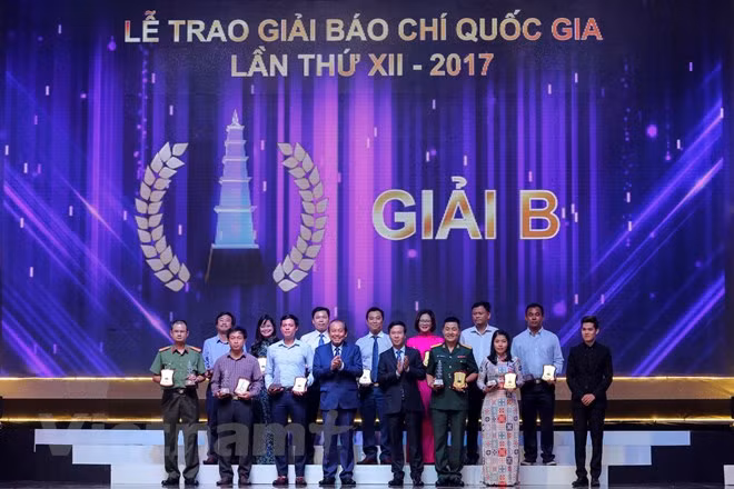 Ban tổ chức đã vinh danh các phóng viên, nhà báo giành giải B Giải Báo chí quốc gia 2017. (Ảnh: Minh Sơn/Vietnam+)