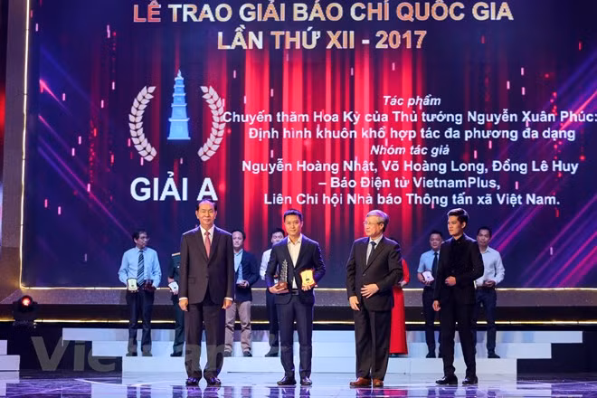 Trong đó tác phẩm 'Chuyến thăm Hoa Kỳ của Thủ tướng Nguyễn Xuân Phúc: Định hình khuôn khổ hợp tác đa phương đa dạng' của nhóm tác giả Nguyễn Hoàng Nhật, Võ Hoàng Long, Đồng Lê Huy thuộc báo điện tử VietnamPlus - Thông tấn xã Việt Nam đã giành giải A (hạng mục Tin, bài phản ánh, phỏng vấn, bình luận, tọa đàm, giao lưu trực tuyến trên báo điện tử). (Ảnh: Minh Sơn/Vietnam+)