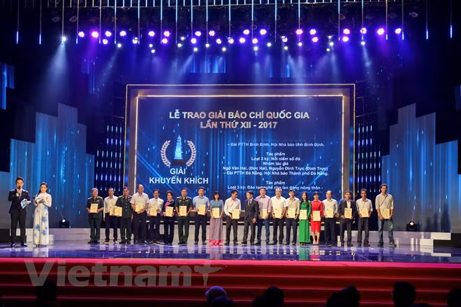 Các tác giả đoạt giải Khuyến khích của Giải Báo chí quốc gia 2017. (Ảnh: Minh Sơn/Vietnam+)