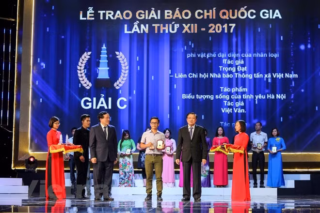 105 tác phẩm xuất sắc đã được lựa chọn trao giải (trong đó có 8 giải A, 25 giải B, 43 giải C và 29 giải Khuyến khích). Theo đánh giá của hội đồng giải thưởng, đây là những tác phẩm đảm bảo đúng đắn về nội dung, có tính phát hiện, tính định hướng tư tưởng, chính trị, tiêu biểu về mặt nghiệp vụ, nêu cao được tính cách mạng và tính chuyên nghiệp trong hoạt động báo chí. (Ảnh: Minh Sơn/Vietnam+)