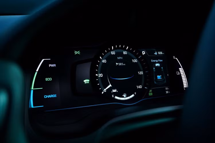 Bên cạnh đó, Ioniq 2020 còn có nội thất bọc da, ghế lái điều chỉnh điện 8 hướng, bảng đồng hồ kỹ thuật số, hệ thống khởi động bằng nút bấm, bộ sạc điện thoại không dây Qi và hệ thống âm thanh cao cấp Infinity.
