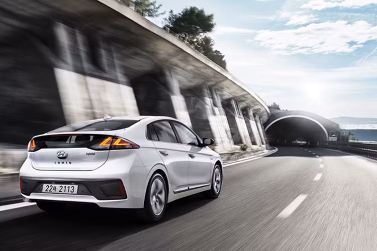 Ở phiên bản nâng cấp vòng đời, Hyundai Ioniq 2020 mới được chỉnh sửa đôi chút ở ngoại thất. Cản trước được thiết kế lại, lưới tản nhiệt dạng cascading mạ chrome lớn hơn, cụm đèn pha và đèn hậu hoàn toàn bằng LED, đèn daylight với 2 dải LED làm cho Ioniq 2020 khác biệt hoàn toàn so với đời 2019.
