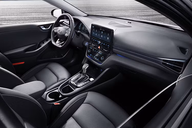 Bên trong, Ioniq 2020 có bảng điều khiển trung tâm được thiết kế lại, các khe gió điều hòa bóng bẩy hơn. Mẫu xe này còn được trang bị màn hình thông tin giải trí 10,25 inch làm trang bị tiêu chuẩn, thay vì là tùy chọn như đời 2019. Hệ thống thông tin giải trí hiện đại trên Ioniq cho phép truy cập bằng giọng nói nhờ dịch vụ viễn thông Bluelink, hỗ trợ Android Auto, Apple CarPlay và Hyundai Live Services.