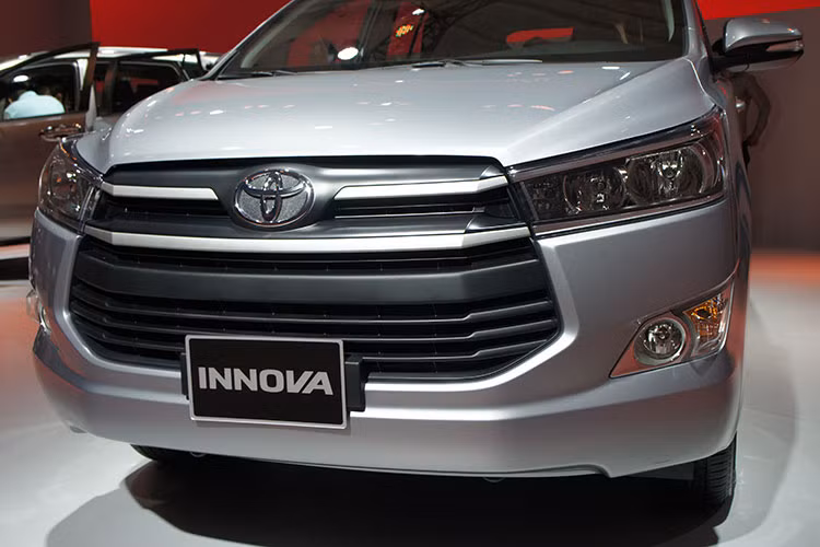  Ngoài thiết kế được thay đổi, Innova 2016 mới có kích thước tăng 150 mm chiều dài, rộng hơn 70 mm và cao hơn 35 mm (kích thước 4.735 x 1.830 x 1.795mm), chiều dài cơ sở đạt 2.750 mm.