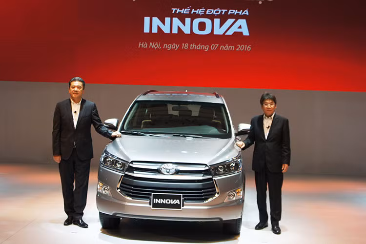 Về kích thước tổng thể, so với thế hệ hiện tại, Toyota Innova 2016 sở hữu chiều dài lên đến hơn 150 mm, rộng hơn 70 mm và cao hơn 35 mm. Cả 3 phiên bản đều có ăng-ten dạng vây cá, đèn phanh trên cao LED.