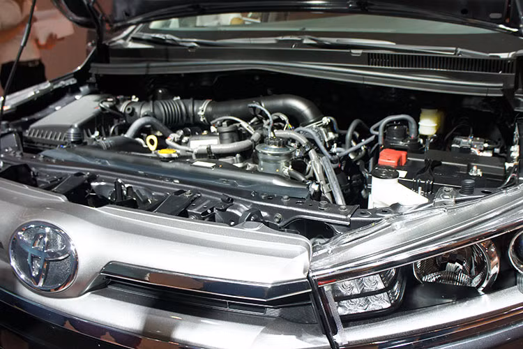 Số tự động 6 cấp thay thế cho loại 4 cấp trên Innova V và Innova G. Xe cũng có các lựa chọn chế độ lái Eco/Power. Phiên bản thấp nhất là Innova E vẫn được trang bị hộp số sàn như người tiền nhiệm.