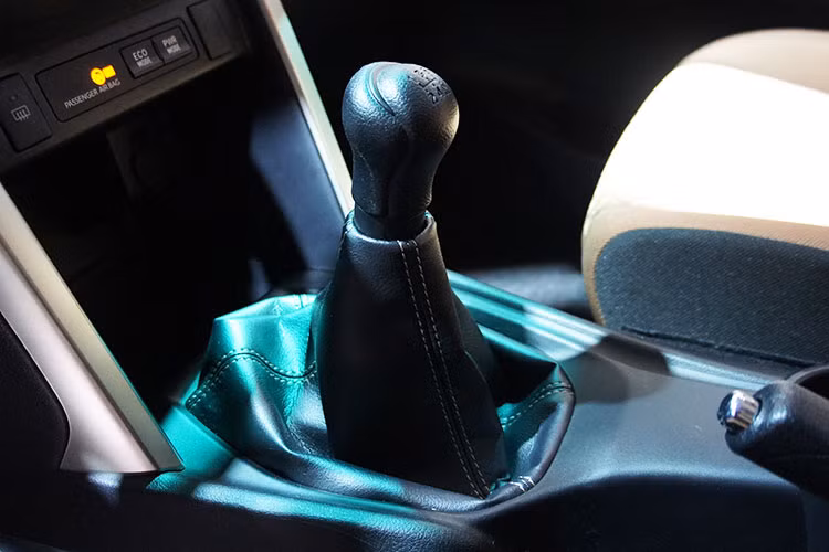 Trái tim của Innova 2016 vẫn là động cơ xăng dung tích 2.0L nhưng được cải tiến, mã Dual VVT-i 1TR-FE, 4 xi-lanh, cho công suất cực đại 139 mã lực tại 5.600 vòng/phút (tăng 3 mã lực so với trước) và mô-men xoắn cực đại đạt 183 Nm tại 4.700 vòng/phút.