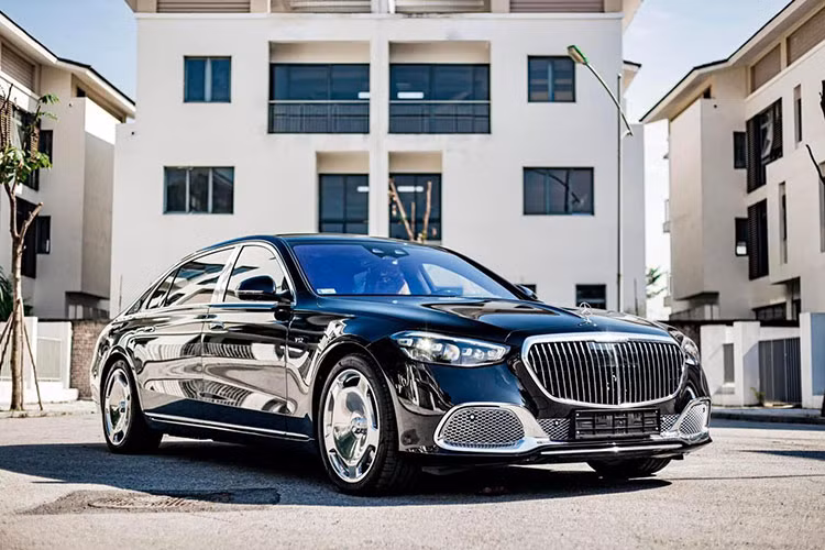 Mặc dù Mercedes-benz Việt Nam thông báo giá chính thức 15,99 tỷ đồng của mẫu Maybach S680 4 Matic đến các đại lý. Tuy nhiên, do mức độ hiếm và khan hàng nên nhiều đại gia Việt vẫn tìm đến các đại lý tư nhân để "đặt hàng" xe siêu sang Mercedes-Maybach S680 2022 mới cho riêng mình bởi nhiều lý do khác nhau. 