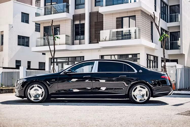Mới đây nhất, một chiếc Mercedes-Maybach S680 2022 siêu sang đã cập bến showroom xe sang tại Hà Nội. Đây là chiếc sedan siêu sang nhập khẩu Đức duy nhất hiện nay dùng động cơ V12 của thương hiệu ngôi sao ba cánh su khi Mercedes khai tử S65 AMG.
