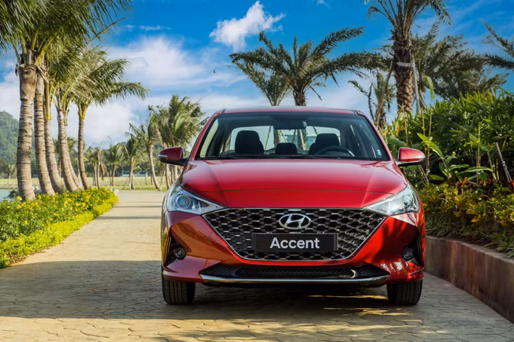 Mẫu sedan Hyundai Accent đạt doanh số trong tháng 1/2024 là 915 xe, giảm 66 % so với tháng 12/2023. Tuy vậy, kết quả này vẫn giúp Accent giữ nguyên vị trí thứ 3 trong bảng xếp hạng. 