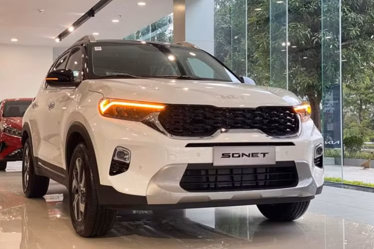 Theo báo cáo của VAMA, tháng 1 vừa qua, Kia Sonet bán ra 504 xe, giảm 644 chiếc so với tháng trước đó. Sonet lần đầu ra mắt người dùng Việt vào cuối năm 2021. Hiện tại, xe được phân phối dưới dạng lắp ráp trong nước với 3 phiên bản gồm Deluxe, Luxury và Premium.