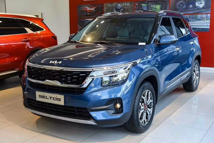 Kia Seltos ghi nhận mức doanh số giảm tương tự như các đối thủ còn lại trên bảng xếp hạng, với 524 xe bán ra trong tháng 1 (giảm 751 xe). Hiện, Seltos được THACO lắp ráp trong nước với 3 phiên bản Deluxe, Luxury và Premium.