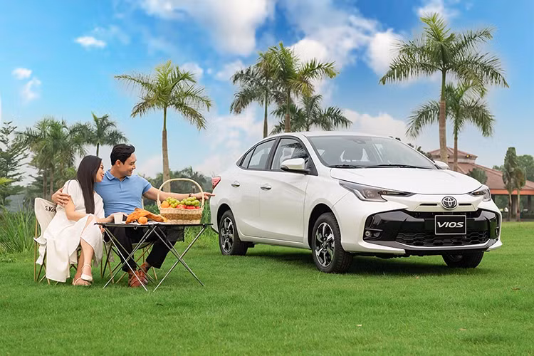 Toyota Vios bán ra thị trường được 653 xe trong tháng 1/2024. Tương tự các mẫu khác, doanh số của Vios cũng giảm mạnh, ít hơn 79% so với tháng trước. Hiện, Toyota Vios 2023 có 3 phiên bản tại Việt Nam với giá lần lượt là E MT.