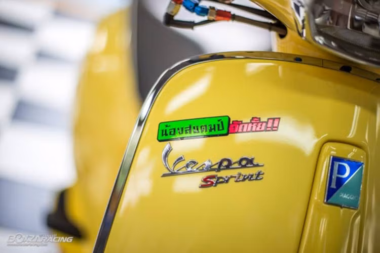 Logo của Vespa Sprint cùng Piaggio nổi bật ở mặt trước của xe.