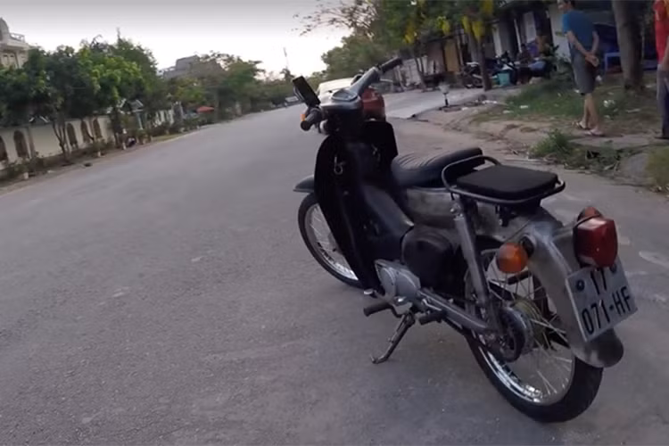 Xe vẫn giữ nguyên bảng số 3 số cũ của tỉnh Nam Định từ người sở hữu trước đó. Yên xe không còn nguyên bản mà được thay thế bằng yên xe phụ tùng bình dân rẻ tiền. Một số chi tiết được anh tự tay thay mới, sơn lại hoặc đánh bóng. Tuy nhiên chiếc xe vẫn giữ chất... zin.