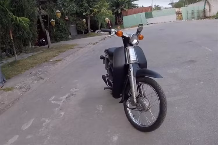 Johnny Trí Nguyễn gắn thêm bóng pha phụ vì đèn pha nguyên bản trên xe chiếu sáng kém. Anh chia sẻ món phụ kiện này là món "của nhà lá vườn" có sẵn từ trước. Ngoài ra, nam diễn viên người Mỹ gốc Việt chỉ phải bỏ ra 420k (khoảng 420 nghìn đồng) để mua bình xăng con (chế hoà khí) mới để chiếc xe chạy "lành" hơn. Anh và bạn gái Nhung Kate tự đánh sơn trên khung xe, vệ sinh các chi tiết và phụ tùng của chiếc xe cũ kĩ này.