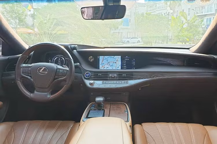 Về phần nội thất, các nhà kỹ sư của Lexus đã lấy cảm hứng thiết kế từ Omotenashi để thể hiện ý tưởng " tiện nghi cấp tiến" cho mẫu xe sang đầu bảng này. Bảng điều khiển với phong cách thiết kế hữu cơ hiển thị tất cả các thông tin ở cùng độ cao thích hợp giúp người lái có thể vận hành tất cả các hệ thống tính năng mà không cần thay đổi tư thế.