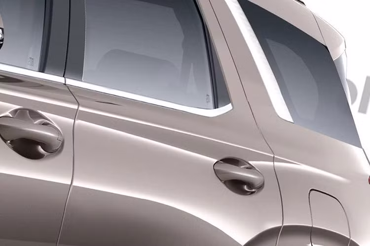Bên hông của chiếc xe, các cửa sổ lớn, cửa sổ cột C nghiêng về sau là đặc điểm mang cảm hứng từ HDC-2 Grandmaster. Các vòm bánh xe rộng tạo vẻ cơ bắp, tương tự Santa Fe và cả HDC-2 Grandmaster.