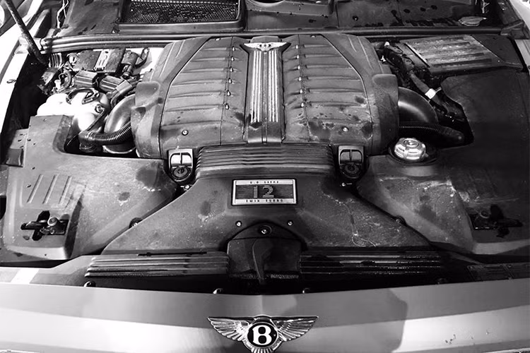 Bentley Bentayga được trang bị động cơ W12, tăng áp kép, dung tích 6.0 lít, sản sinh công suất tối đa 600 mã lực và mô-men xoắn cực đại 900 Nm. Kết hợp cùng hộp số tự động 8 cấp, Bentley Bentayga chỉ mất khoảng 4,2 giây để tăng tốc từ 0-100 km/h trước khi đạt vận tốc tối đa 301 km/h.