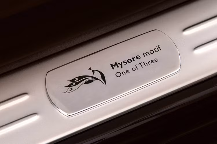 Với phiên bản độc giới hạn chỉ đúng 3 chiếc, chiếc siêu xe sang Rolls-Royce Ghost Mysore nổi bật với màu xanh và trắng tương phản, lô gô bọc vàng và các chi tiết biểu tượng độc đáo, bộ vành 5 chấu thể thao khác lạ.