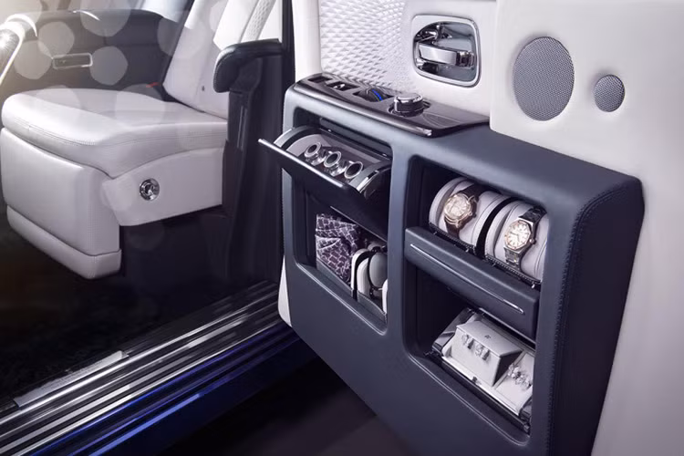Mẫu siêu xe sang "hàng thửa" này sở hữu động cơ V12 6.6L dẫn động cầu sau, với công suất tối đa 563 mã lực, momen xoắn cực đại 780 Nm, chiếc xe này có khảng năng tăng tốc từ 0-100km/h hết 4,9 giây trước khi đạt tốc độ tối đa 250 km/h (có giới hạn điện tử).