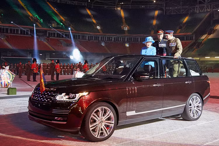 Là phiên bản Range Rover dành riêng cho Nữ hoàng Elizabeth II, hãng Land Rover sẽ không dự định bán chiếc xe tương tự cho các khách hàng khác.