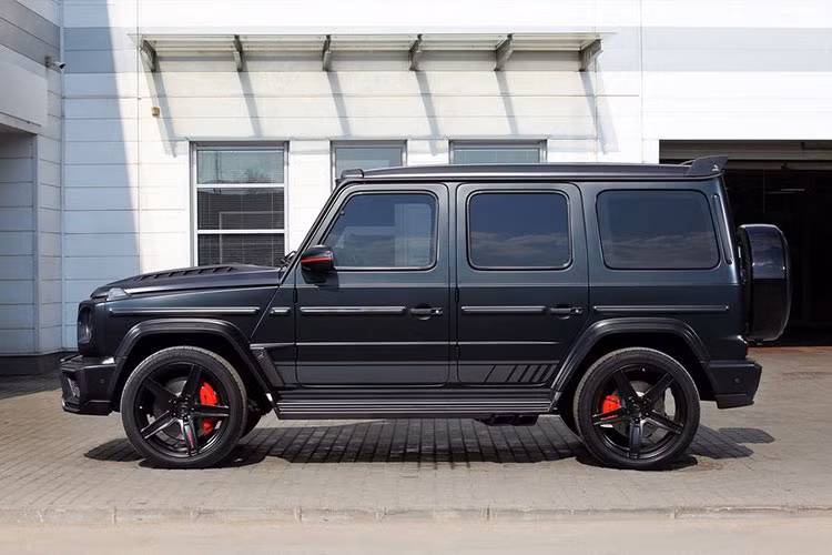 Thế nhưng để chiếc SUV địa hình sang trọng được bổ sung thêm các tấm bảo vệ mái, cánh lướt gió trên mái, đèn LED phụ trợ, các đầu ống xả mới và các logo cá mập của TopCar thay vì ngôi sao ba cánh thì số tiền sẽ tăng lên 30.000 USD (khoảng 697,6 triệu đồng).