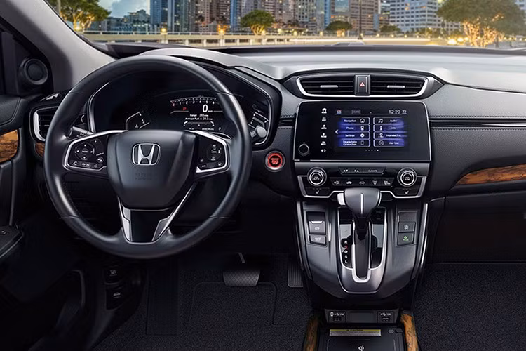 Cụm đèn pha phía trước của Honda CR-V 2020 sử dụng công nghệ LED với tính năng bật/tắt tự động và tự động điều chỉnh góc đánh lái quen thuộc. Đáng chú ý, Honda CR-V facelift lắp ráp trong nước mới lộ diện còn có phần gương chiếu hậu nhô ra ngoài, biểu tượng này được cho là camera quan sát lề. Đồng nghĩa với camera bên thân, có thể xe còn được trang bị tính năng cảnh báo làn đường và hỗ trợ giữ làn đường.