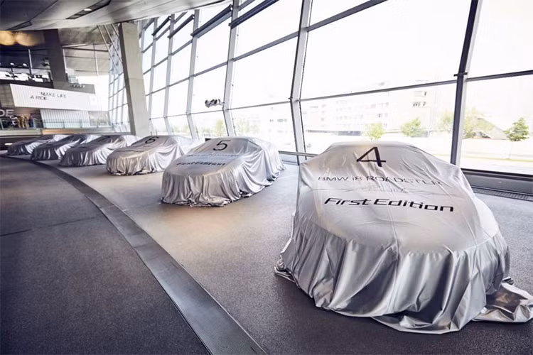18 chủ nhân đầu tiên của BMW i8 Roadster đã được tập hợp tại trụ sở chính của BMW ở Munich, Đức, sau đó, hãng xe ôtô BMW đã tổ chức buổi bàn giao xe cho họ. 18 khách hàng này đều là thành viên của câu lạc bộ mang tên gọi BMW i8 Club. Điều đó có nghĩa là cả 18 vị khách này đều đã sở hữu chiếc i8 bản Coupe.