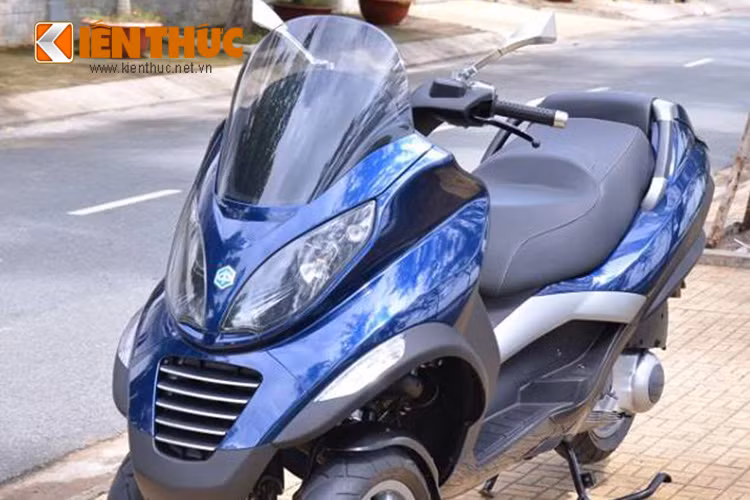 Xe sở hữu phần đầu được thiết kế lớn, đi kèm là kính chắn gió to bản. Đèn pha với hai mắt lớn gần như chiến trọn phần đầu xe, phía dưới là lưới tản nhiệt được thiết kế giống như xe ôtô.