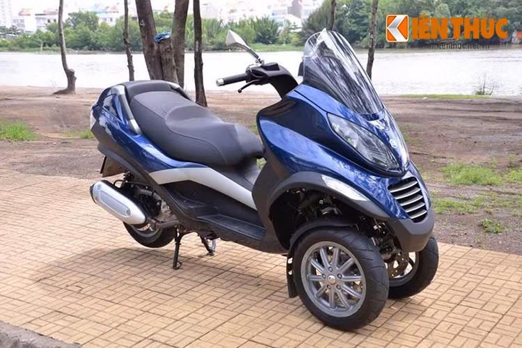 Moto PKL 3 banh Piaggio MP3 250 lan banh tren pho Viet