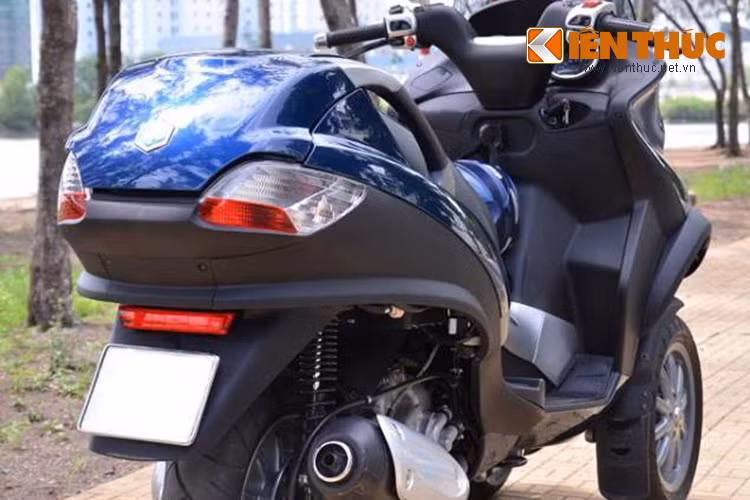 Nhìn từ phía sau, có thể nhận thấy nét quen thuộc của đàn anh Piaggio X9 ở vóc dáng đồ sộ và kiểu thiết kế to dần. Với thiết kế cốp rộng, Mp3 sở hữu thể tích khoang chứa đồ lên đến 65 lít.