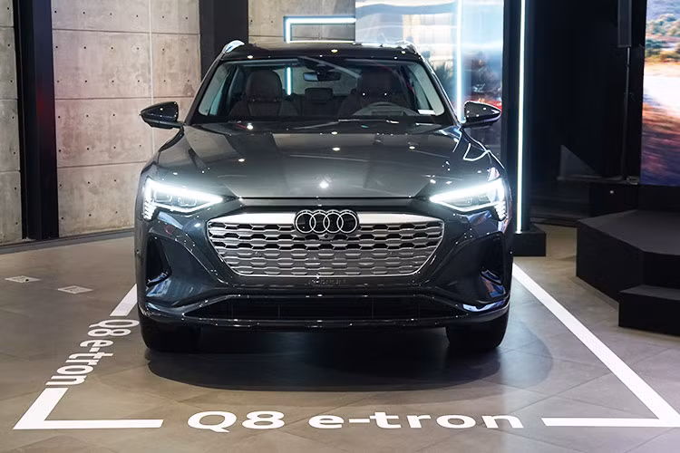 Là một mẫu SUV điện danh tiếng của Audi, Q8 e-tron giới thiệu nhận diện thương hiệu mới với thiết kế hai chiều tối giản của biểu tượng bốn vòng tròn. Tên xe được in trên trụ B cũng là một điểm nhấn mới. Sự thay đổi này làm nổi bật thiết kế xu hướng tương lai của Q8 e-tron, khiến nó trở nên ấn tượng hơn.