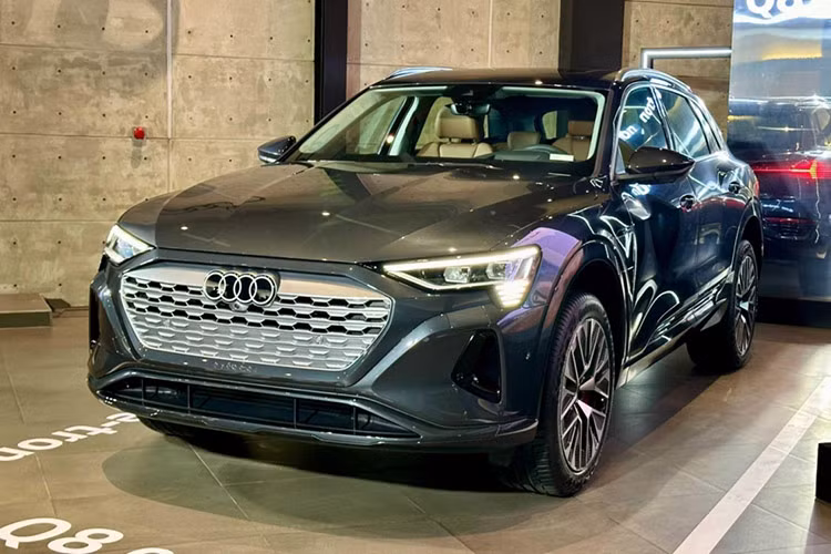 Audi Q8 e-tron 2024 mới đã chính thức ra mắt thị trường Việt Nam với 1 phiên bản Q8 e-tron 55 quattro Advanced. Xe có kích thước tổng thể dài x rộng x cao lần lượt là 4.915 x 1.935 x 1.633 mm và trục cơ sở dài 2.923 mm, nhỉnh hơn một chút so với EQE 500 đang bán tại Việt Nam (4.874 x 1.920 x 1.677 mm). 