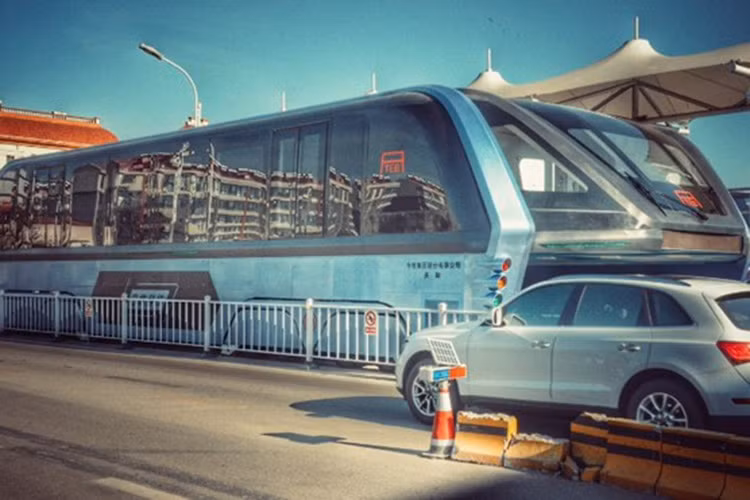 Để thử nghiệm mẫu xe buýt chở khách trên cao TEB (Transit Elevated Bus) được xem là giải pháp chống tắc ngẽn giao thông hàng đầu - mẫu xe này có thiết kế dài 72 m, rộng 7,8 m và cao gần 5 m. Bên cạnh đó, thành phố đã cho xây dựng đường ray đặc biệt với hệ thống cung cấp điện riêng.