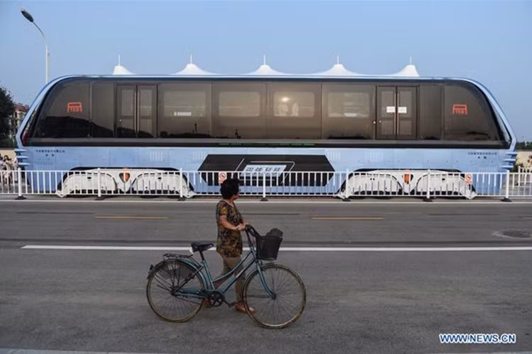 "Con đường vốn đã chật hẹp, nay lại càng bị ảnh hưởng bởi chiếc xe bus cùng với khu thử nghiệm của nó", Wang Yimin, một thợ máy địa phương than phiền về sự bất tiện khi đi lại mà chiếc xe bus "hàng khủng" này gây ra cho nhũng người dân sống tại đây.