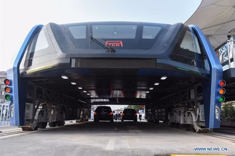 Mẫu concept của xe bus lần đầu tiên được công bố tại Trung Quốc vào năm 2010, nhưng không phải là ý tưởng gì quá mới mẻ. Vào năm 1969, từng có hai kiến trúc sư đề xuất giải pháp tương tự mang tên Landliner được đăng trên trang bìa tạp chí New York. Theo đó, Landliner sẽ di chuyển từ Washington đến Boston với tốc độ 322 km/h.