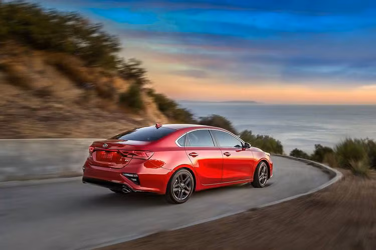 Mẫu xe Kia Cerato 2018 tại Úc bao gồm các phiên bản: Cerato S MT giá 15.200 USD (khoảng 346 triẹu đồng), Cerato S AT giá 16.300 USD (371 triệu đồng), Cerato Sport giá 18.000 USD (410 triệu đồng) và Cerato Sport+ giá 19.900 USD (453 triệu đồng).